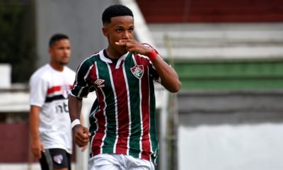 Kayky, do Fluminense, comemora gol pelo Tricolor