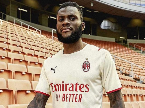 Kessie com camisa do Milan