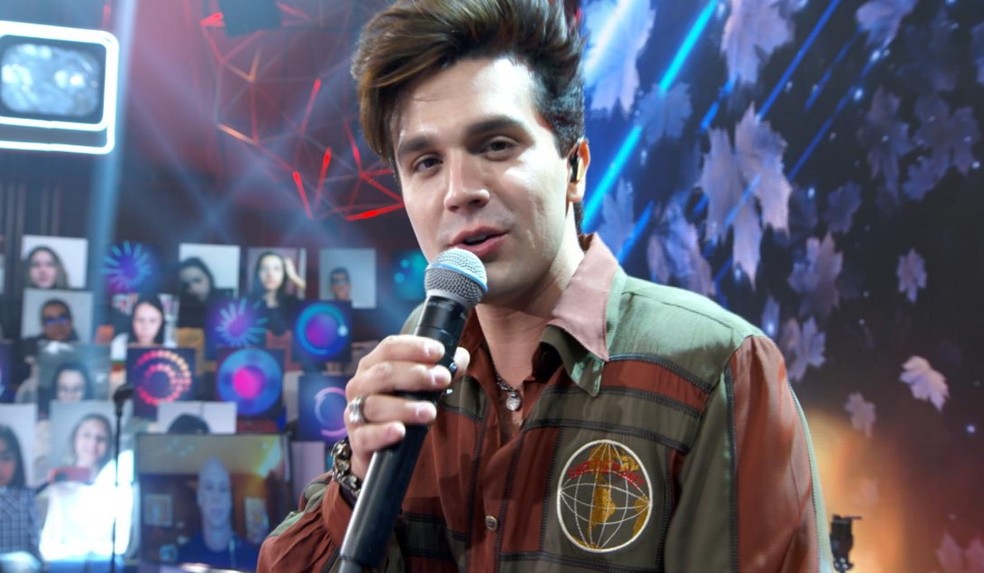 Luan Santana no palco do programa Altas Horas