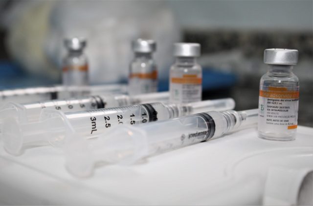 vacinas e seringas