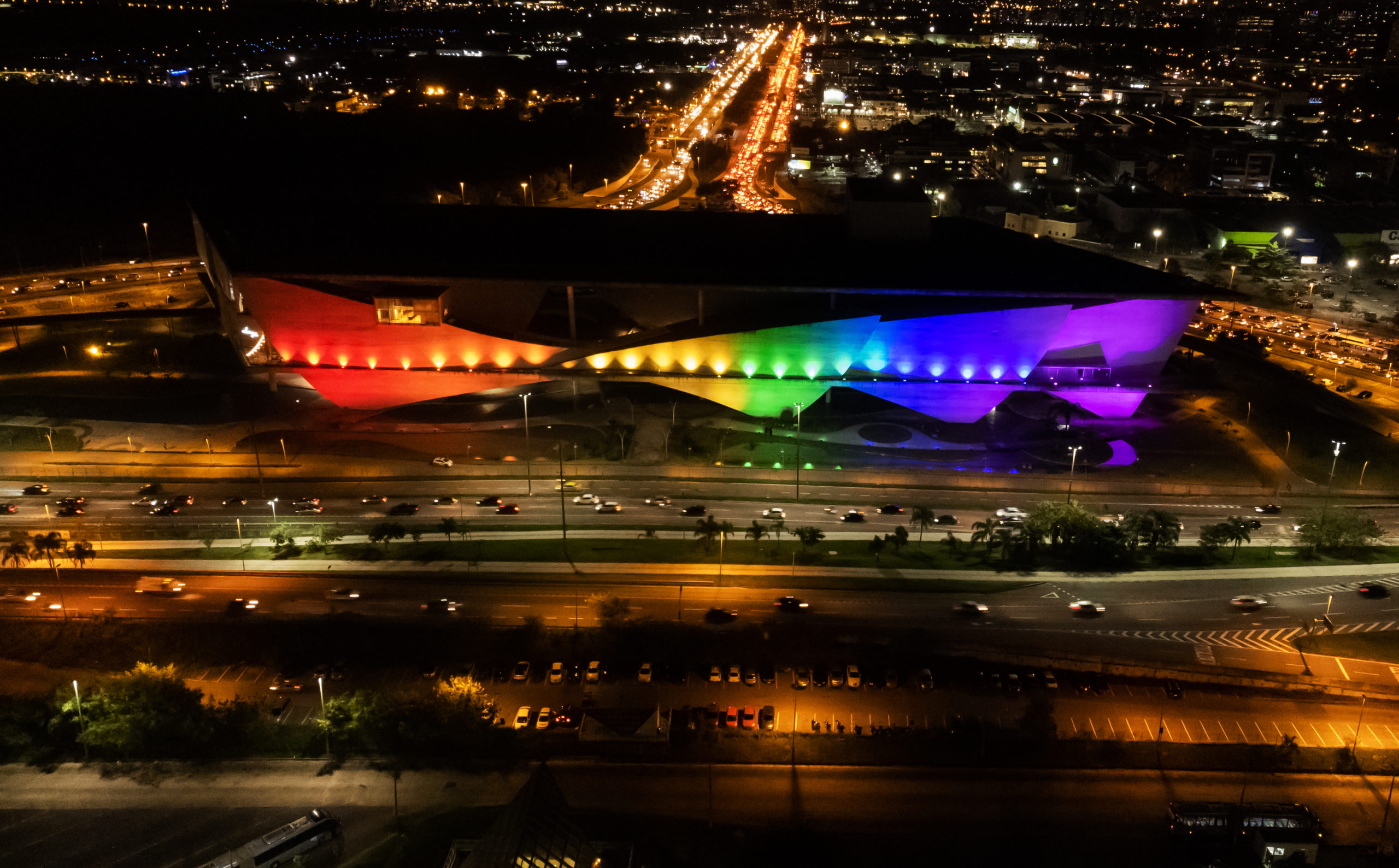 Cidade das Artes iluminada com cores do arco-íris