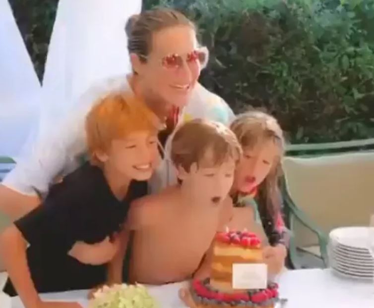 Luana Piovani comemorando o aniversário de 45 anos ao lado dos filhos