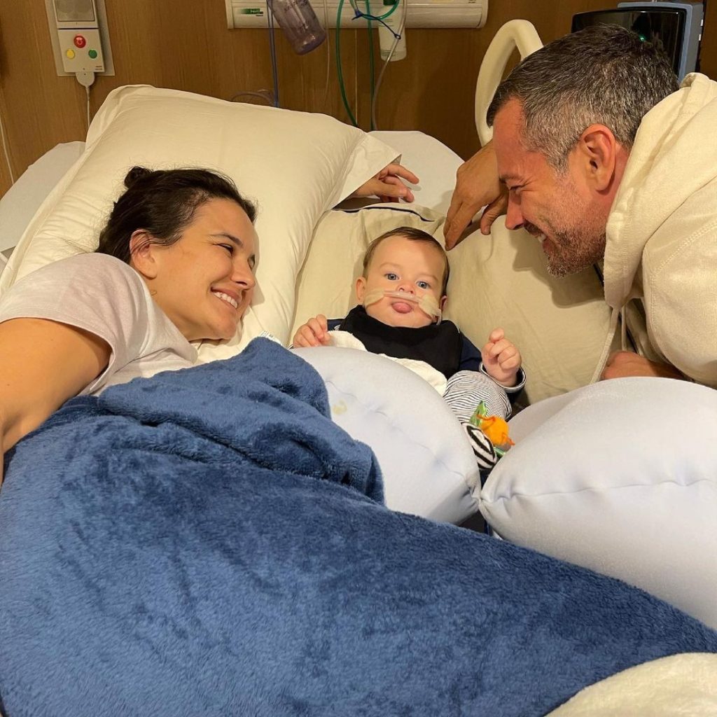 Malvino Salvador com a mulher, Kyra Gracie e o filho, Rayan, deitado na casa do hospital 