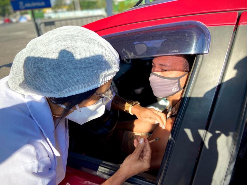 Pessoa é vacinada em Nilópolis