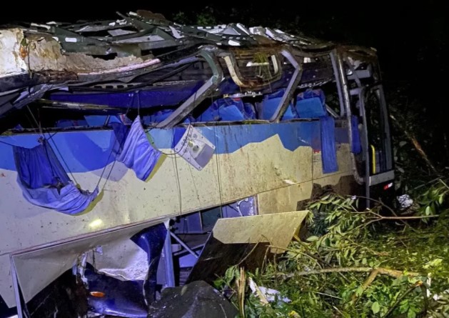 Ônibus cai em ribanceira e deixa 10 mortos no interior do Paraná