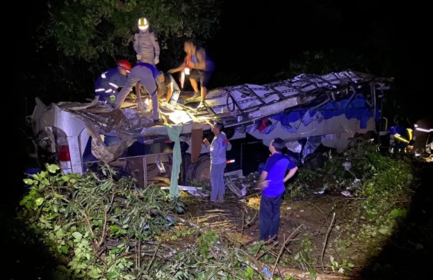 Ônibus cai em ribanceira e deixa 10 mortos no interior do Paraná