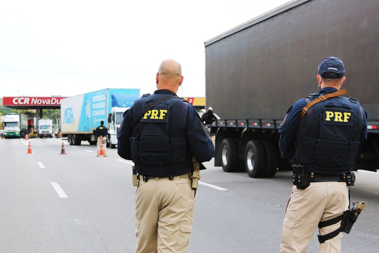 Policiais Rodoviários fazem fiscalizações em veículos