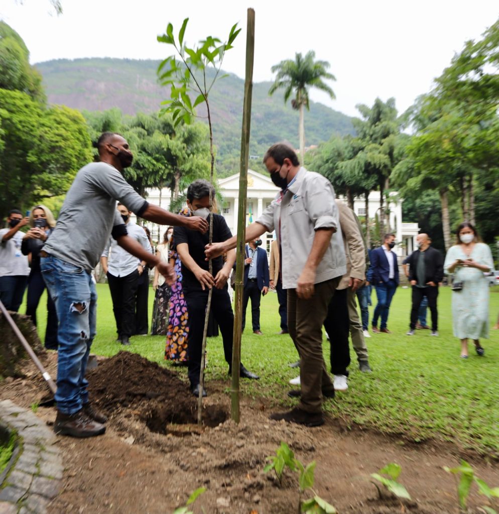 Imagem de Eduardo Paes plantando uma Árvore no Palácio da Cidade