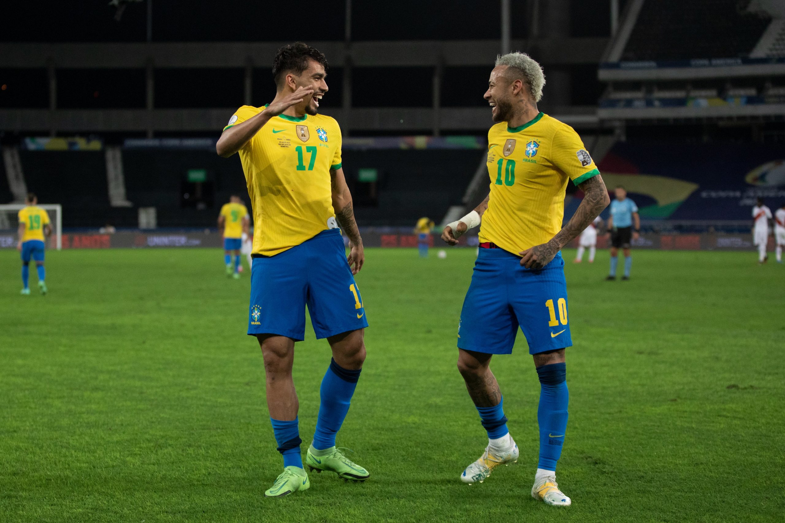 Lucas Paquetá e Neymar comemorado gol pela Seleção Brasileira