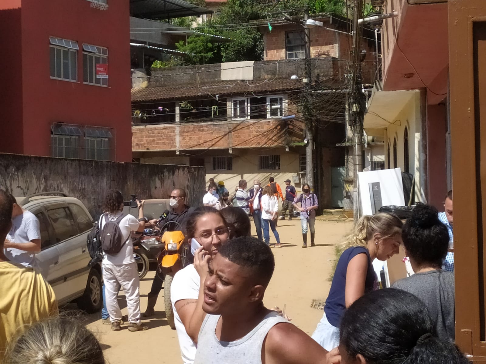 moradores nas ruas de Petrópolis