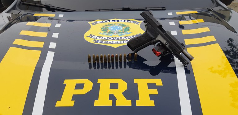 Imagem de pistola sobre carro da PRF