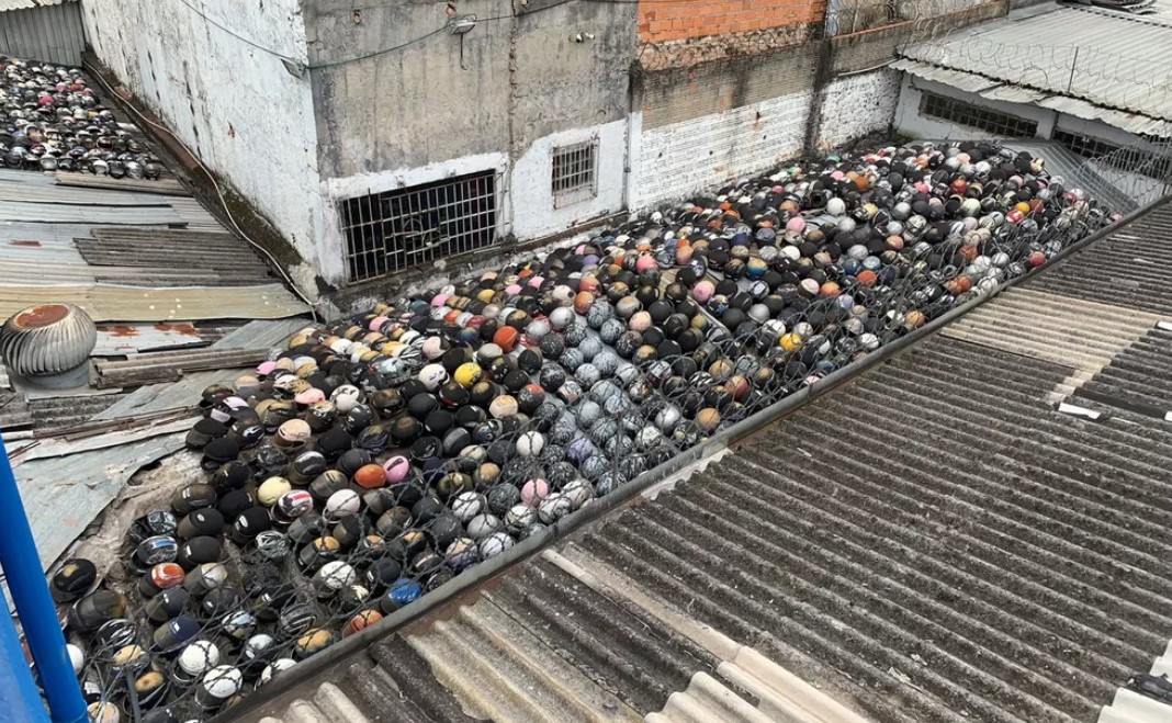 Polícia apreende milhares de capacetes em telhado de loja clandestina em SP