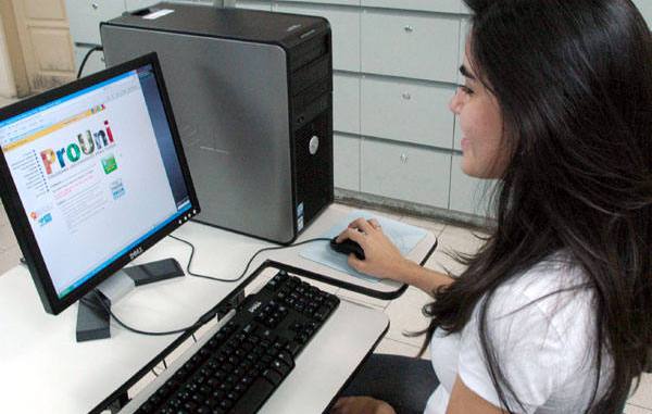 Imagem de uma menina no computador no site do Prouni