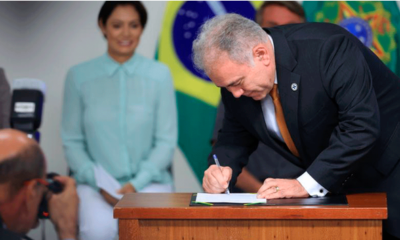 Imagem do ministro Queiroga assinando portaria