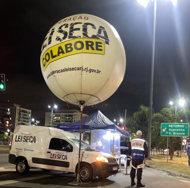 carro e agente da operação lei seca