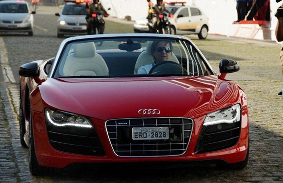 Roberto Carlos dirigindo seu Audi 