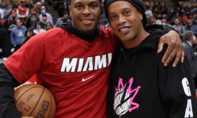 Ronaldinho assiste partida da NBA e é tietado por jogadores