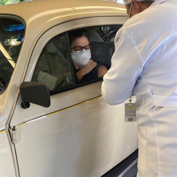 Sandra Annemberg chegando de Fusca pra se vacinar 