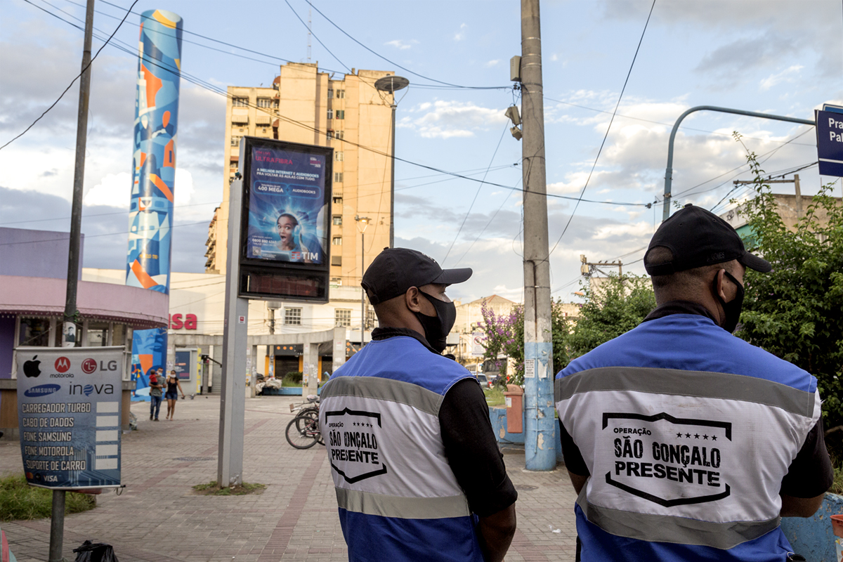 Imagem de agentes do segurança presente