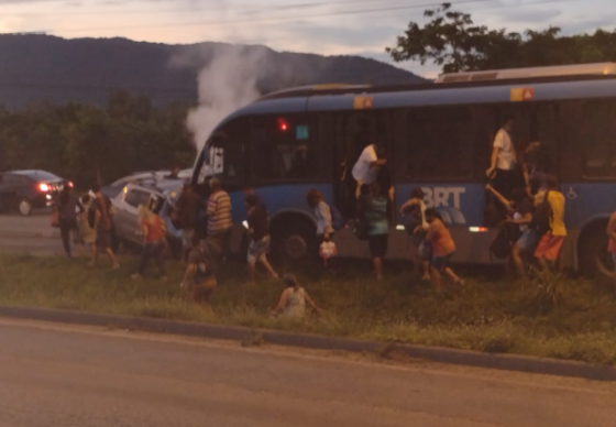 ônibus BRT e carro envolvidos acidente