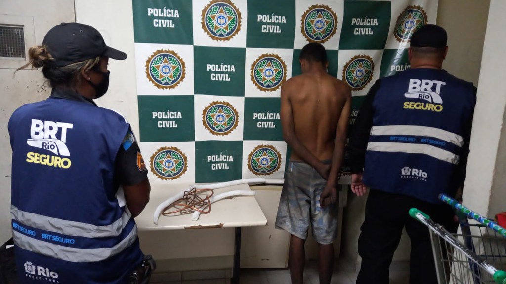 Homem preso em flagrante furtando material da estação de BRT Divina Providência