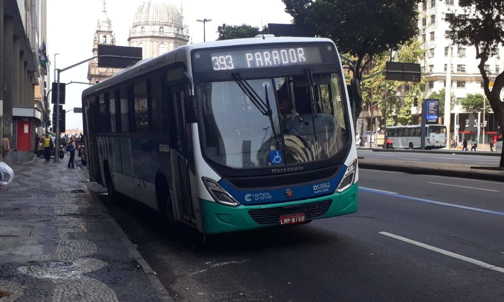 Rodoviários da empresa de ônibus Transportes Campo Grande entram em