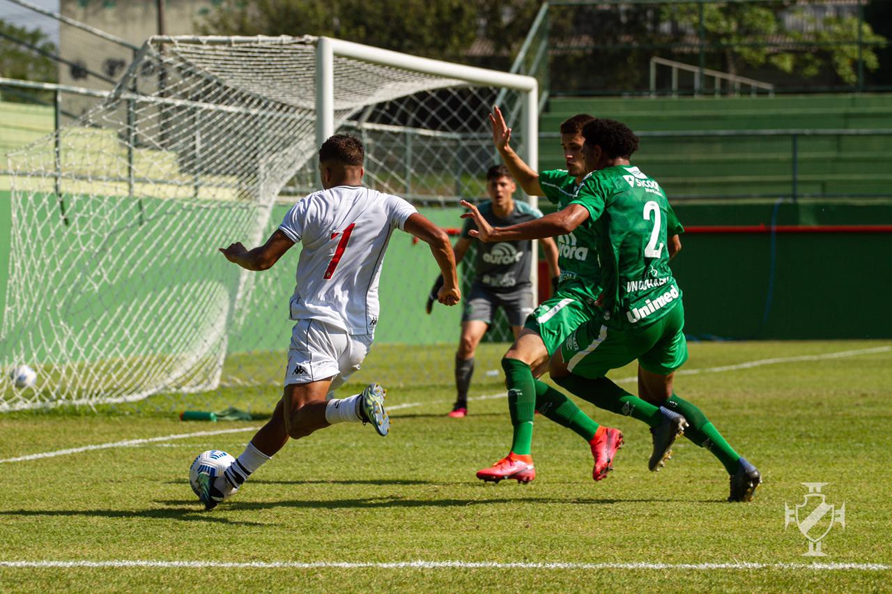 Time do Vasco em ação pelo Brasileirão Sub-20 contra a Chapecoense