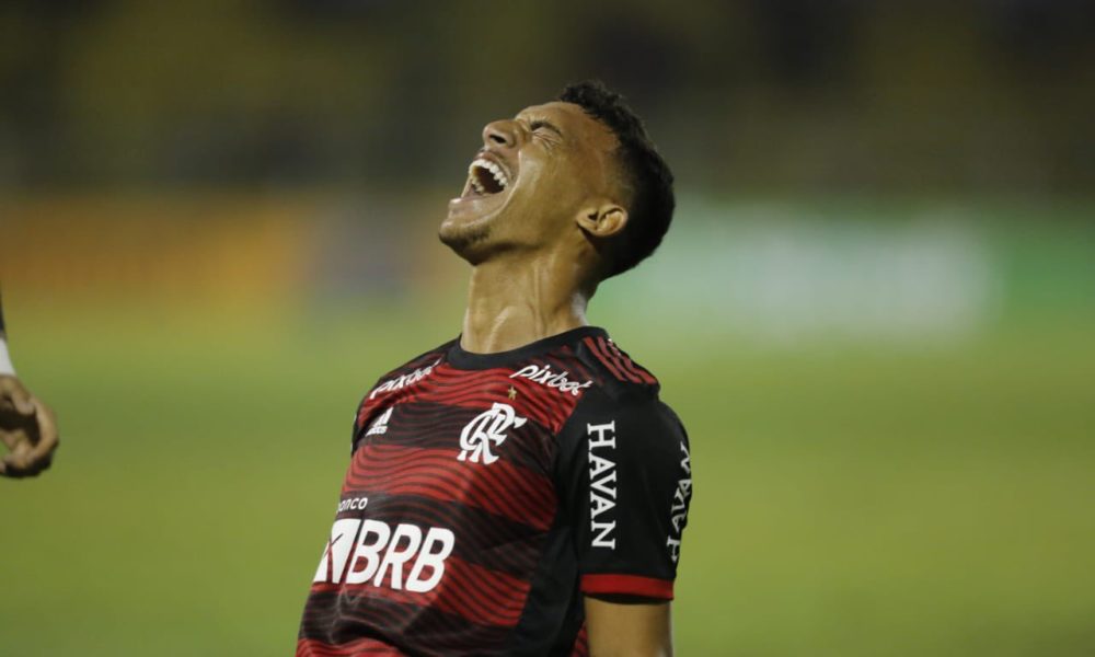 Victor Hugo Na Frente Flamengo Est Escalado Para Pegar O Goi S No