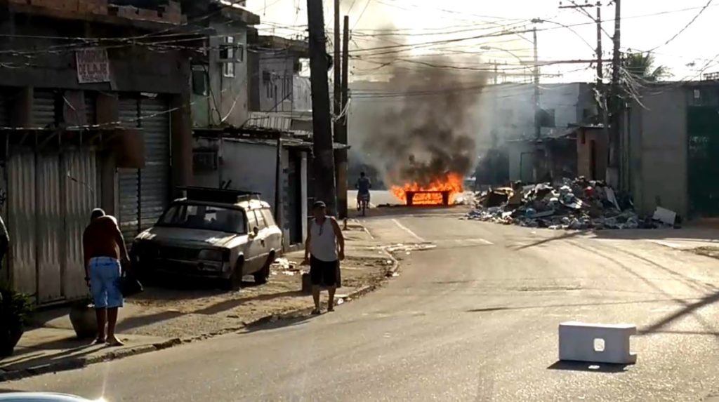 Vila Aliança tem ruas bloqueadas por fogo durante operação da Polícia