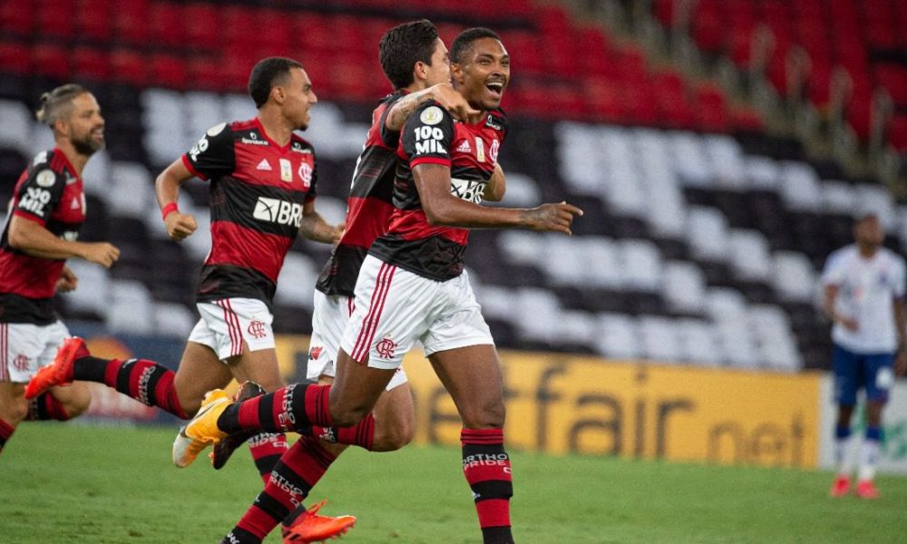 Flamengo supera expulsão de Gabigol e vence Bahia de virada nos últimos