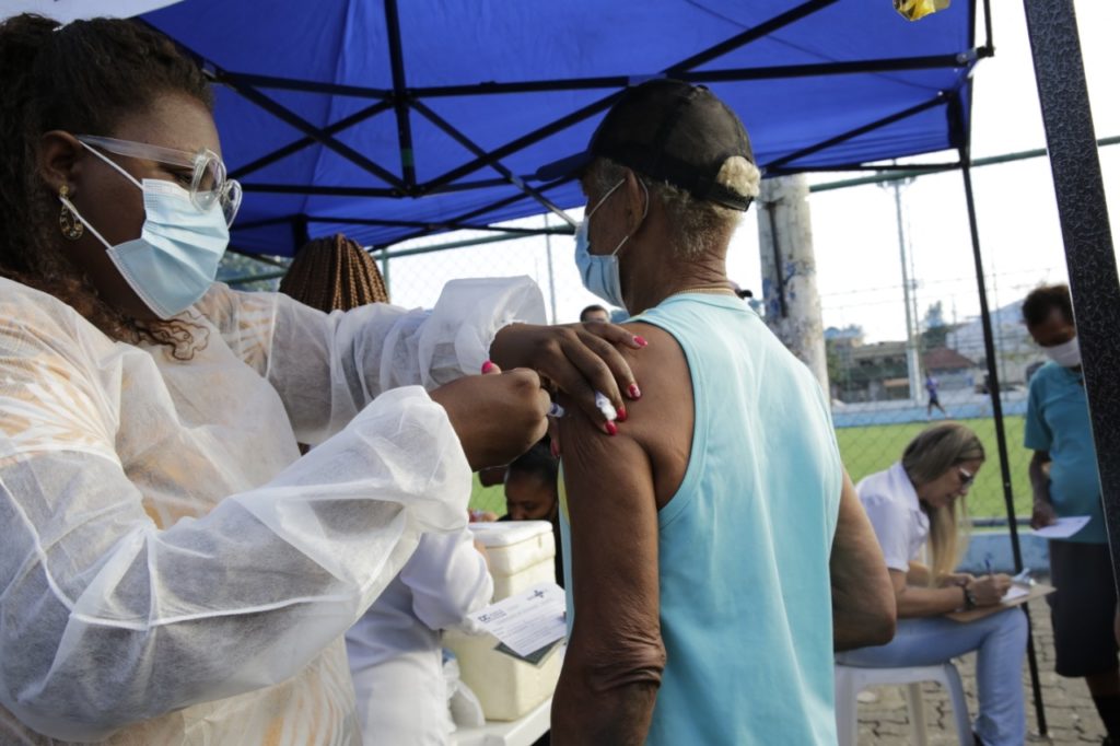 Agente de saúde aplica vacina em morador de Caxias