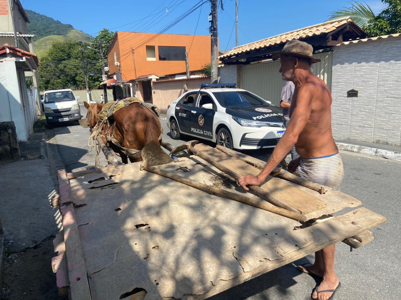 Imagem da ação da Polícia Civil no combate ao crime de maus-tratos aos animais