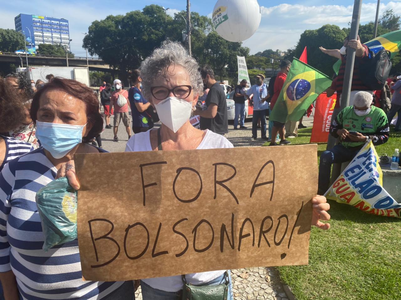 Manifestante com um cartaz escrito "Fora Bolsonaro"