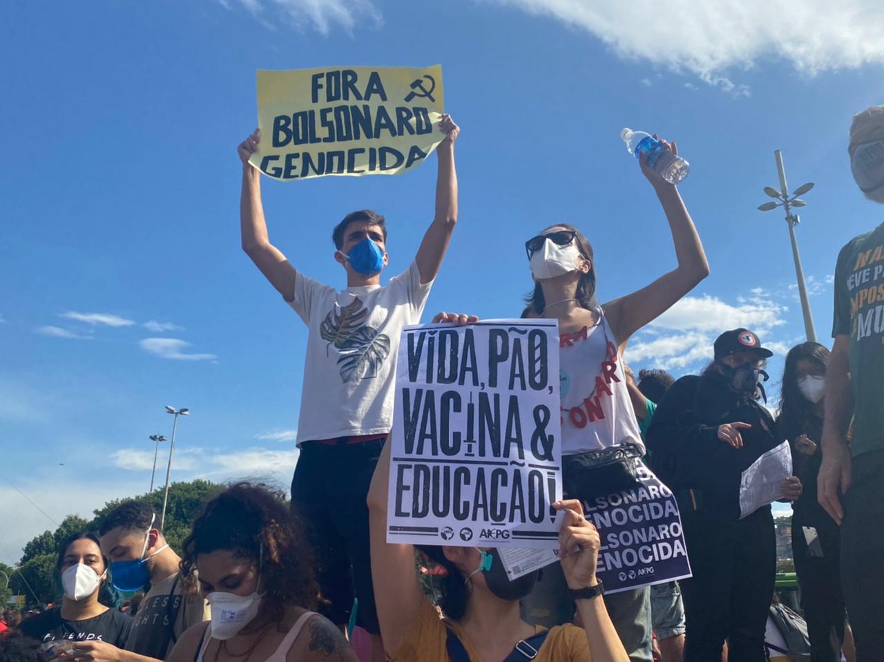 Manifestantes contra o Bolsonaro no Centro do Rio (Foto: Tatiana Campbell/ Divulgação: Super Rádio Tupi)