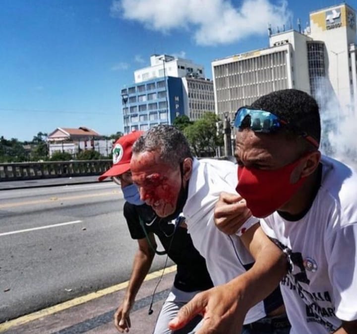 Homem é retirado de manifestação em Recife após ser atingido por bala de Borracha