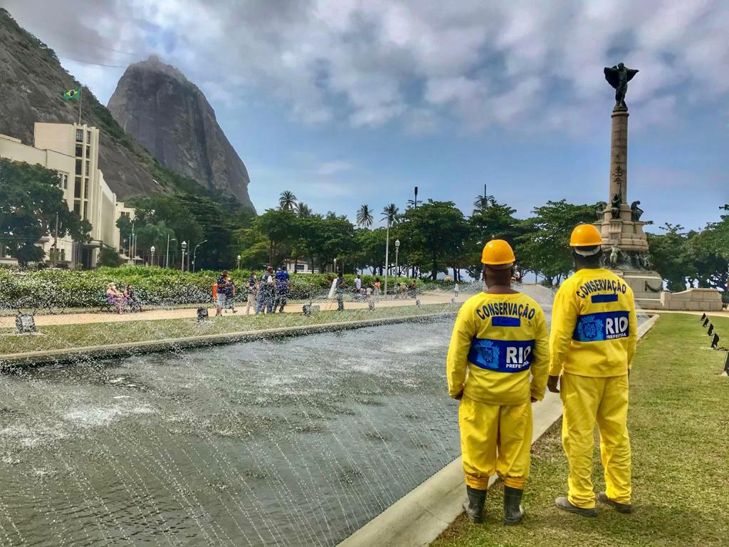 Funcionários da Prefeitura do Rio reinaugurando o Chafariz da Urca