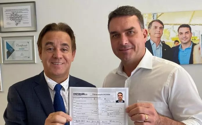 Senador Flávio Bolsonaro apresenta seu certificado de filiação ao Patriotas