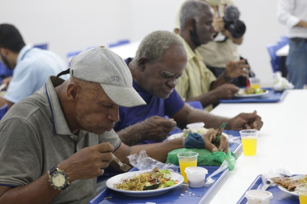 Pessoas se alimentam no Restaurante do Povo de Duque de Caxias