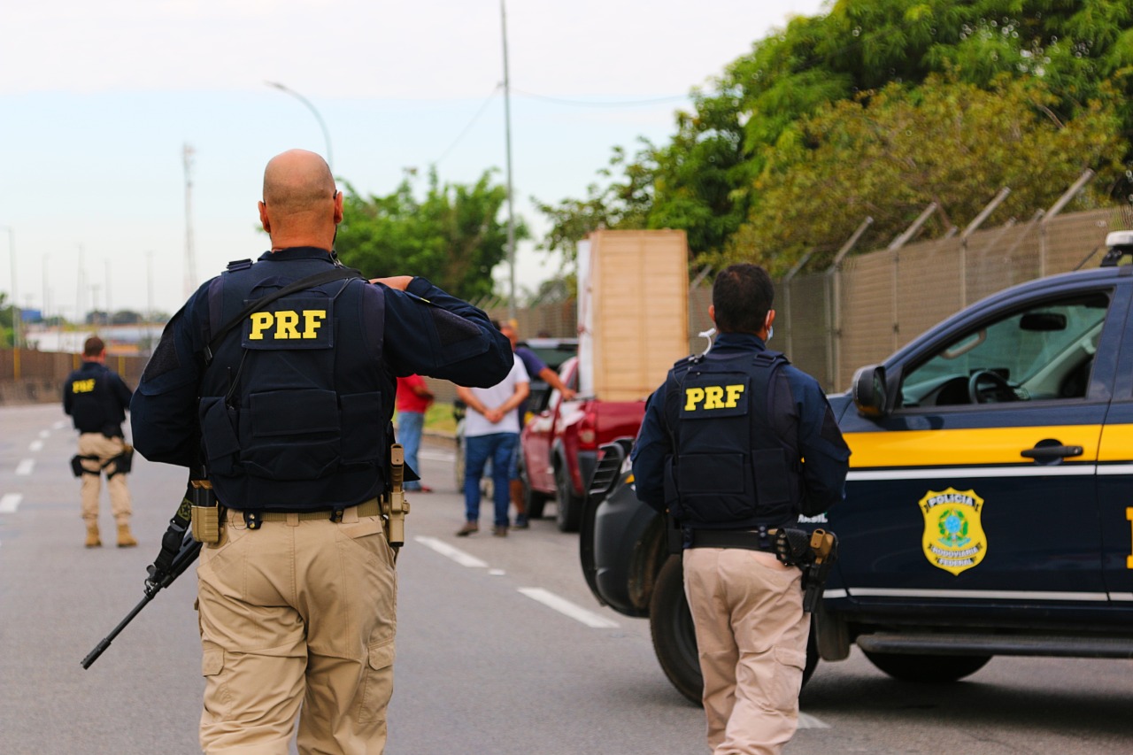 Imagem de agentes da PRF atuando na rua