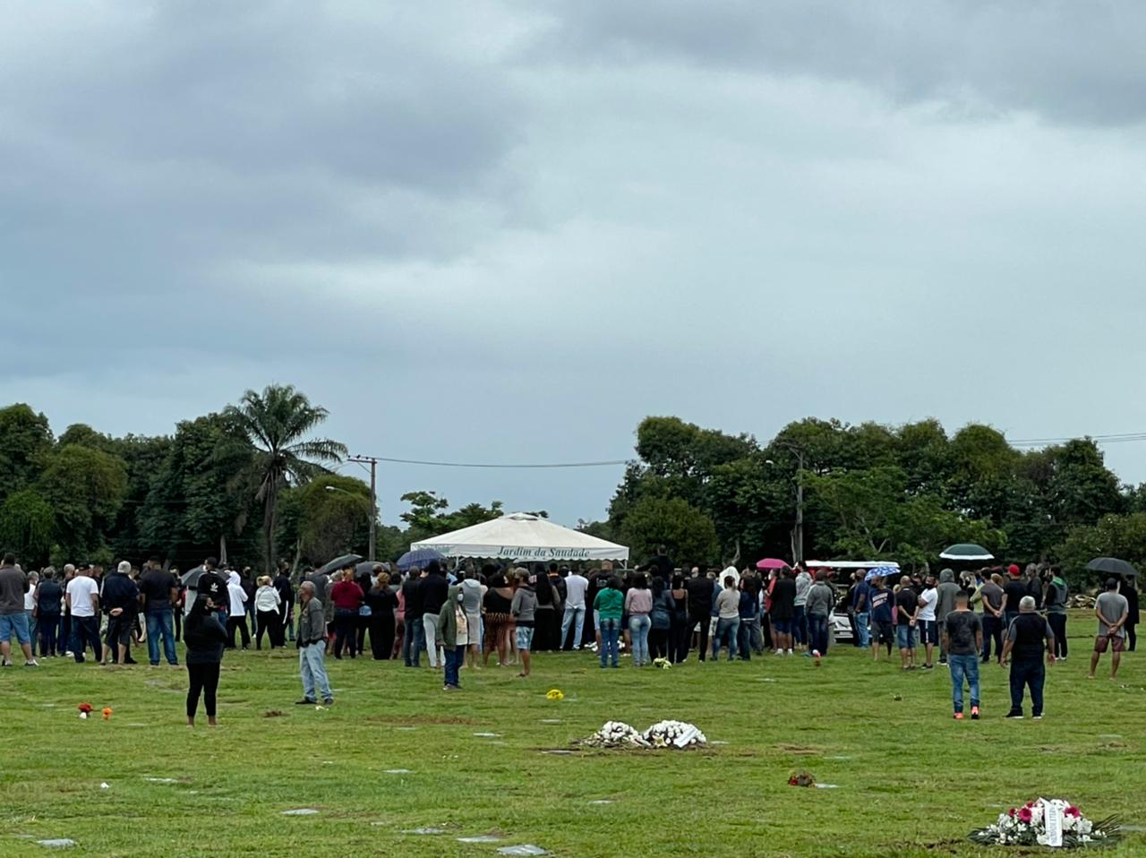 Pessoas acompanhando o enterro do miliciano Ecko