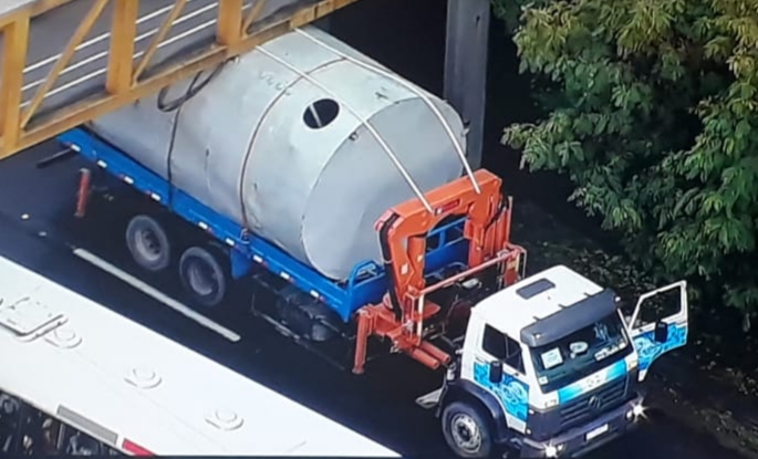 Caminhão preso em passarela em Jacarepaguá