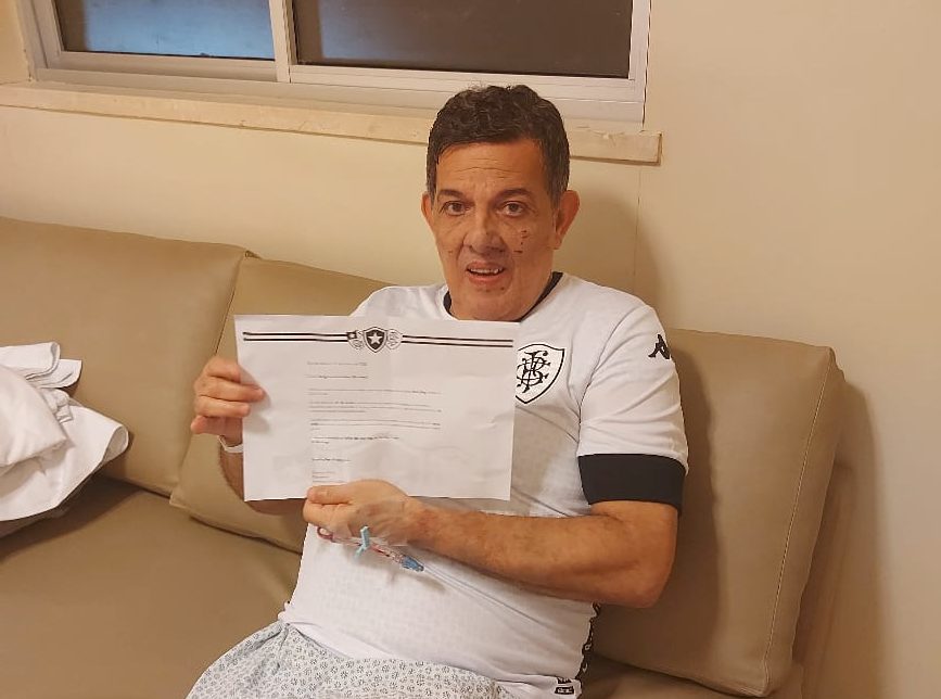 Sérgio Guimarães se recupera da Covid-19 em um hospital do Rio