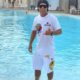 Ronaldinho Gaúcho dentro da piscina em Dubai