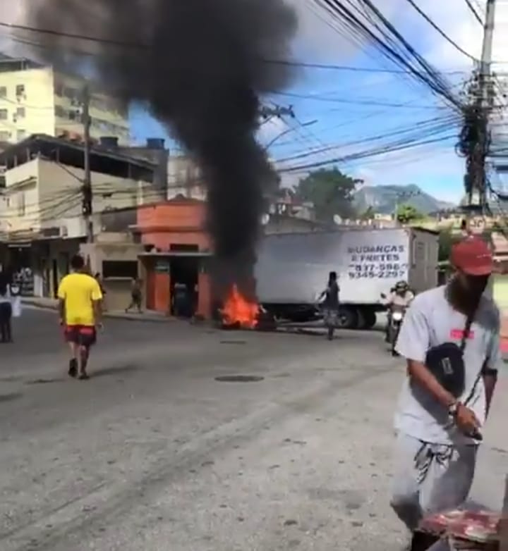 Moradores do Morro do Urubu protestam contra operação policial