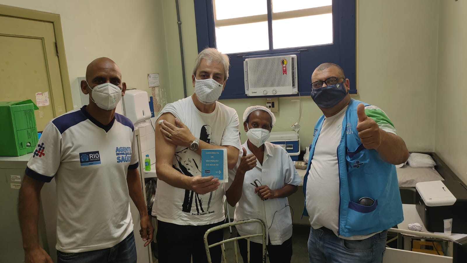 Clóvis Monteiro recebe segunda dose da vacina contra a covid-19, em São Cristóvão, Zona Norte do Rio (Divulgação)