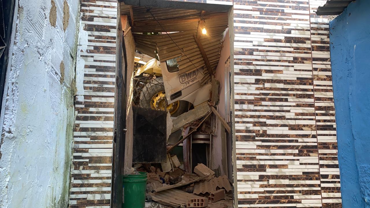 Casa de moradora fica destruída por caminhão desgovernado