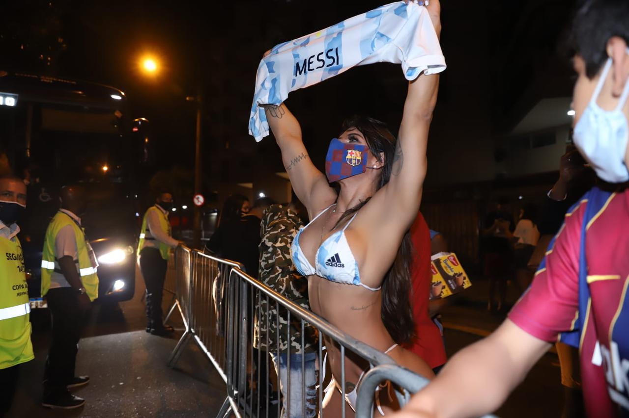 Só de biquíni, Suzy Cortez comemora vitória da Argentina na Copa América  (Foto: Daniel Pinheiro/ Divulgação)