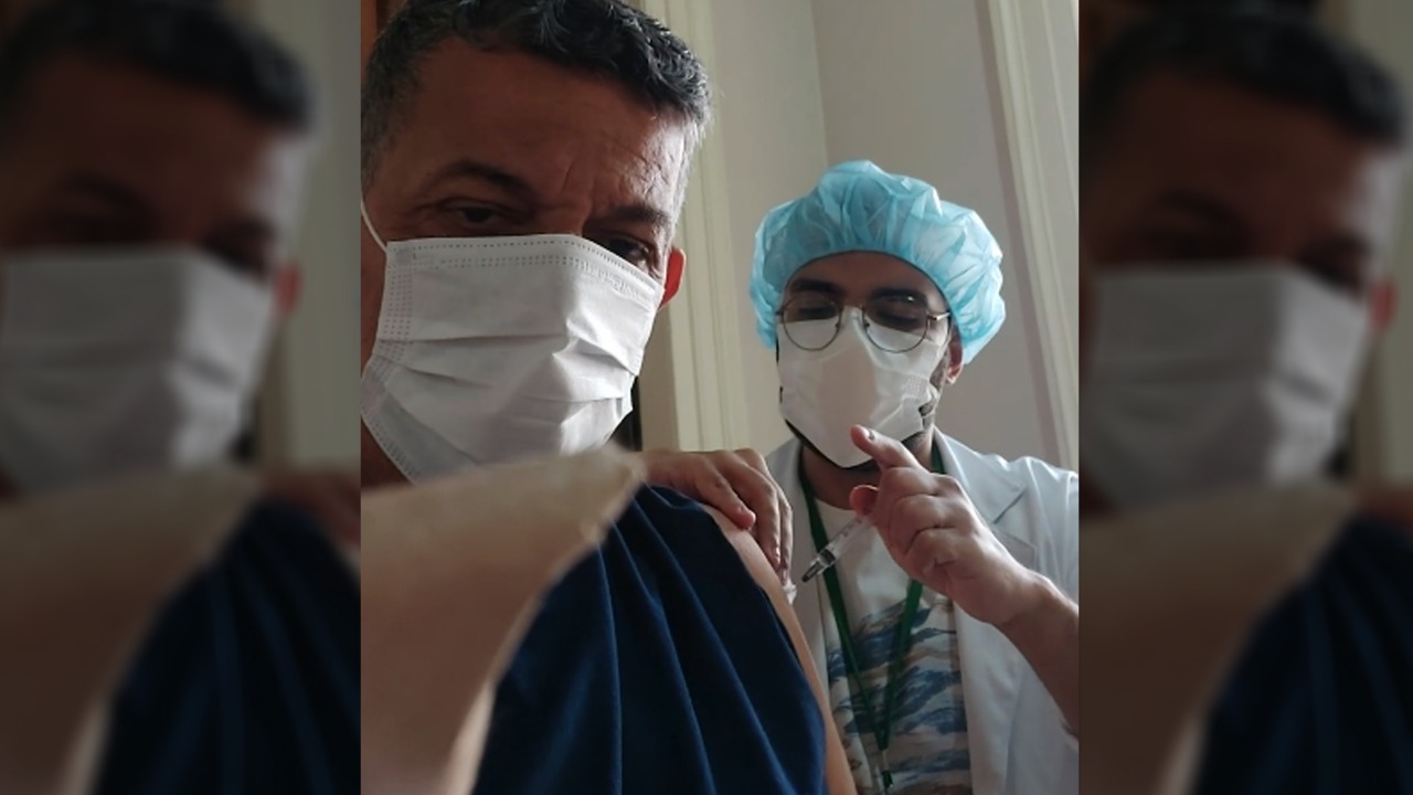 Sérgio Guimarães recebe a segunda dose da vacina contra a Covid-19 (Divulgação)