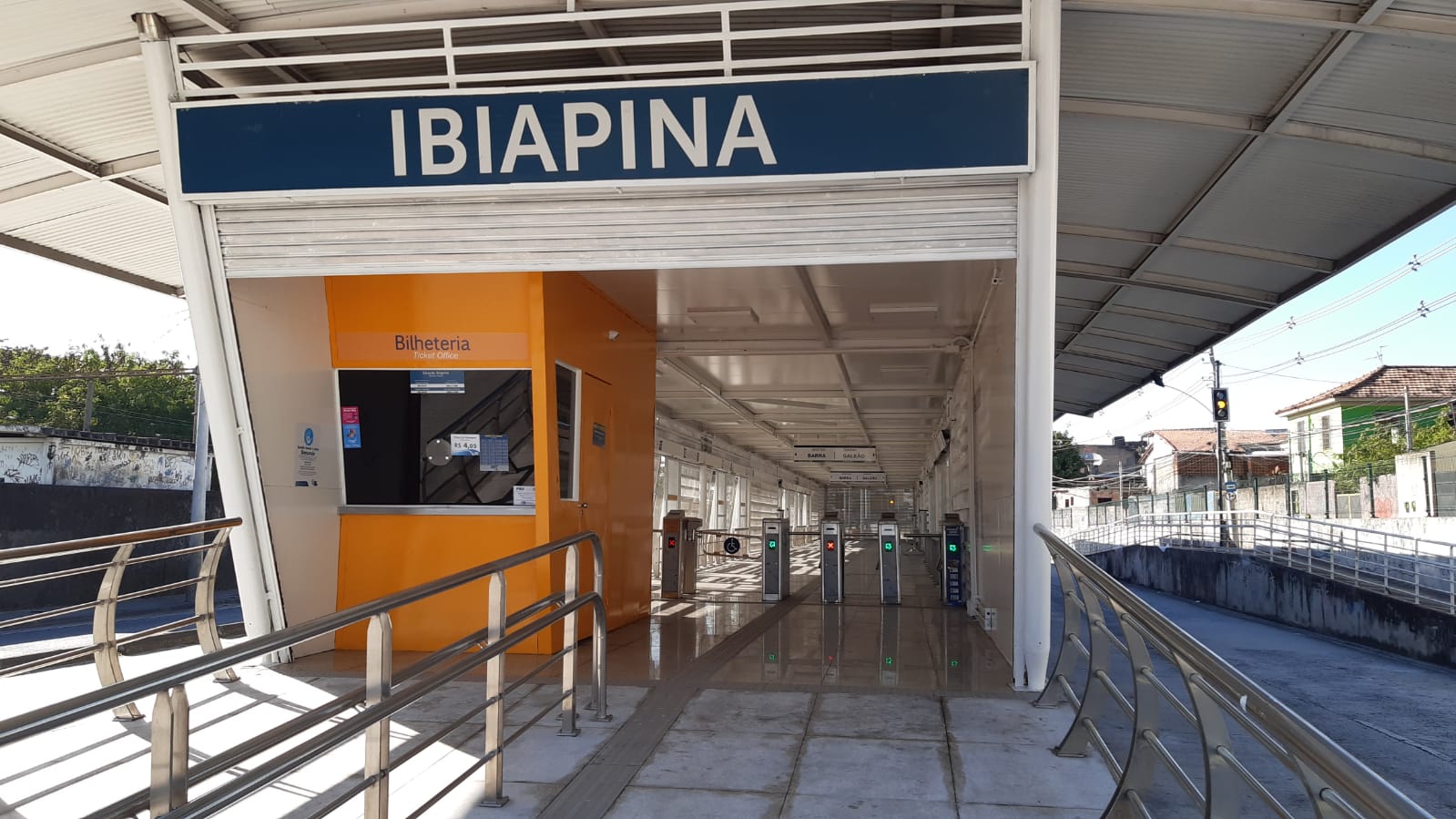 Na imagem, frente da estação Ibiapina, na Penha, Zona Norte do Rio