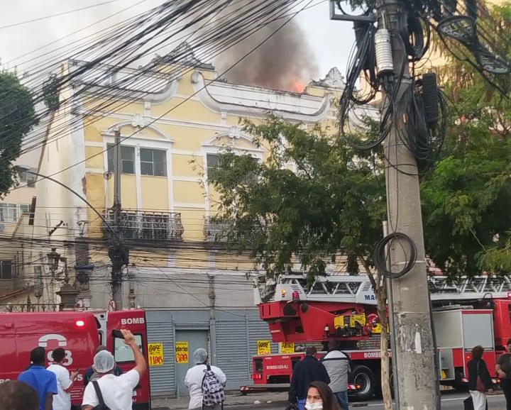 Na imagem, incêndio em imóvel no Estácio, Zona Norte do Rio